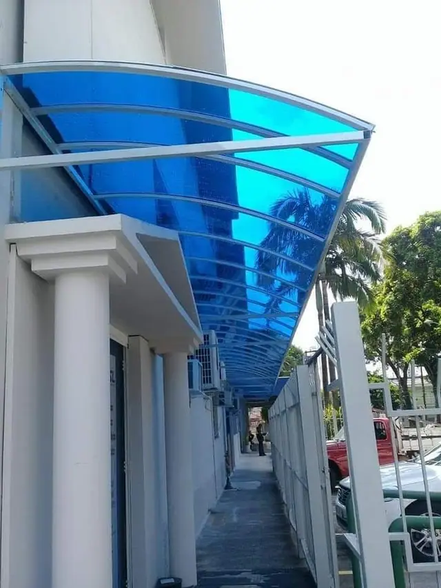 Cobertura em arco de policarbonato azul em corredor em São Paulo