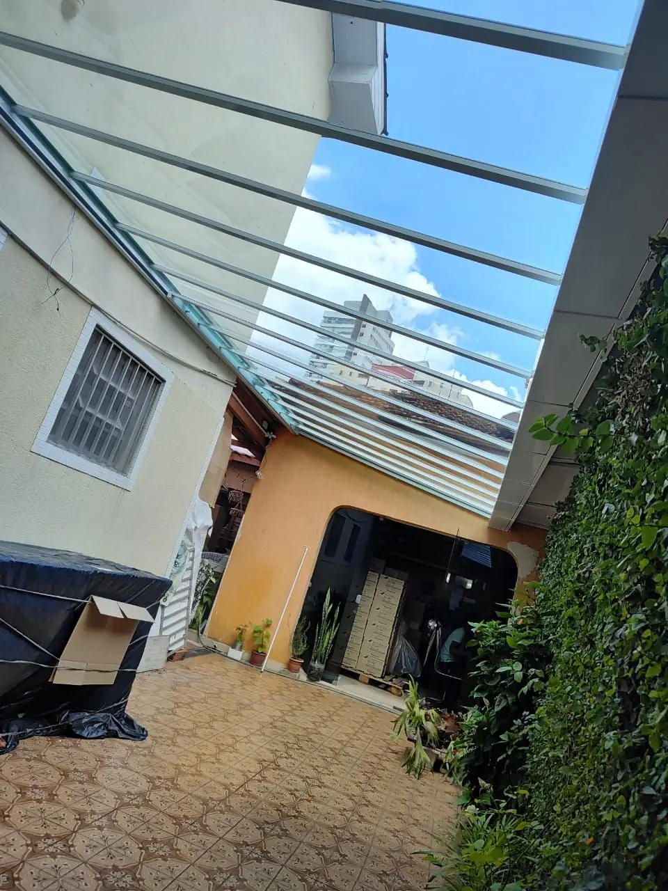 Cobertura fixa transparente em corredor lateral em São Paulo