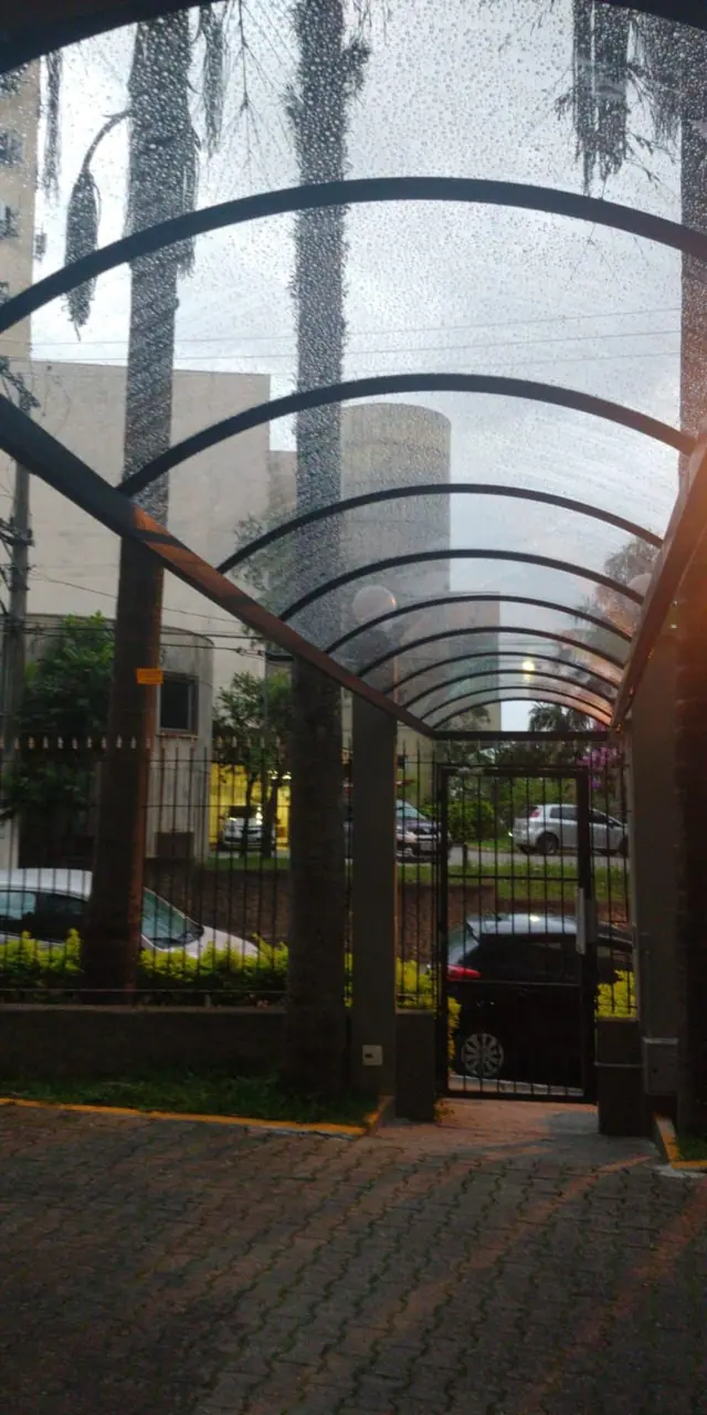 Cobertura em arco na entrada do portão em São Paulo
