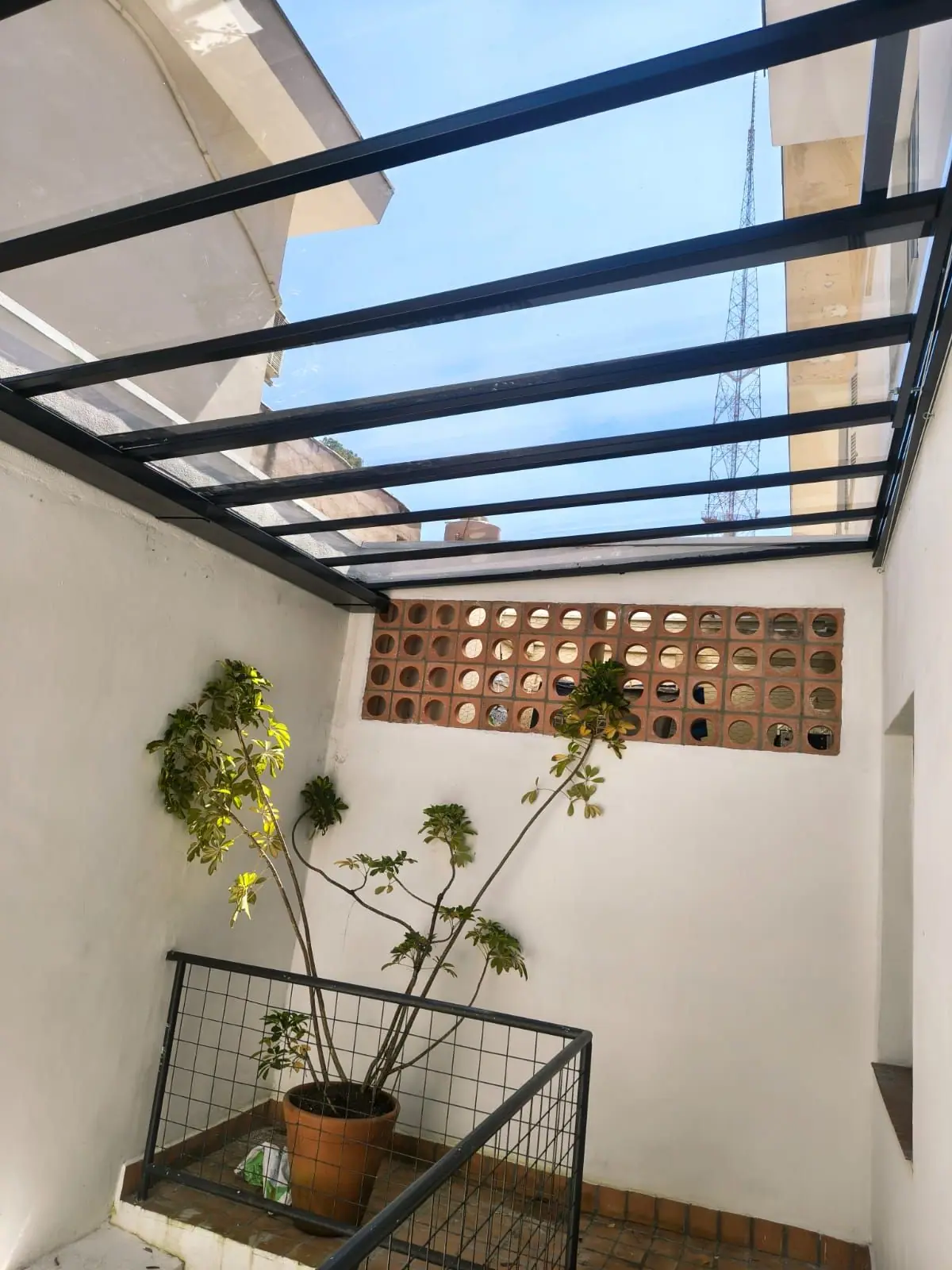 Cobertura retrátil aberta no vão entre as paredes da casa em São Paulo