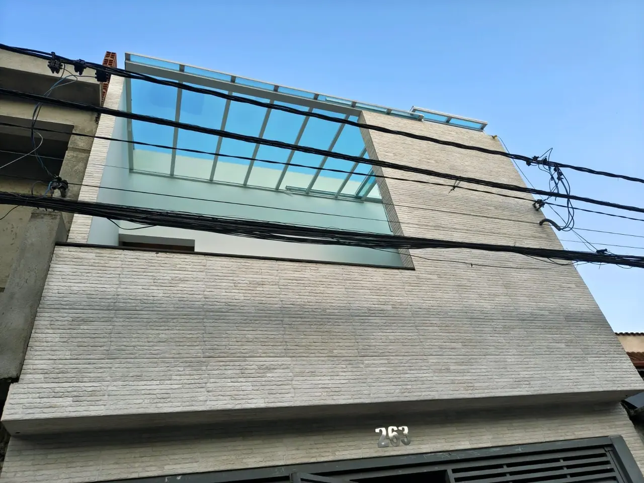 Cobertura retrátil transparente no alto de sobrado em São Paulo
