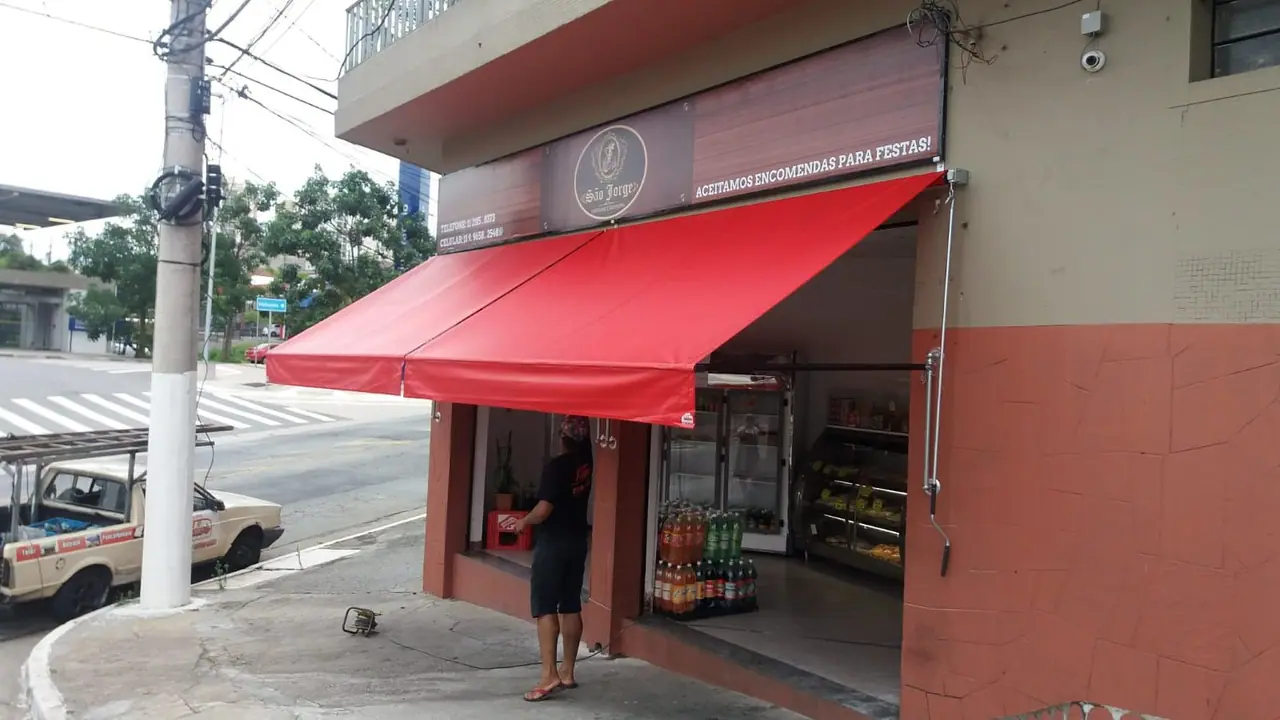 Toldo de lona vermelha em fachada de loja em São Paulo