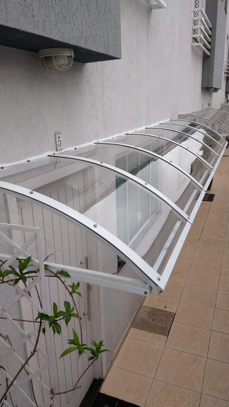 Toldo de policarbonato ao longo do corredor em São Paulo